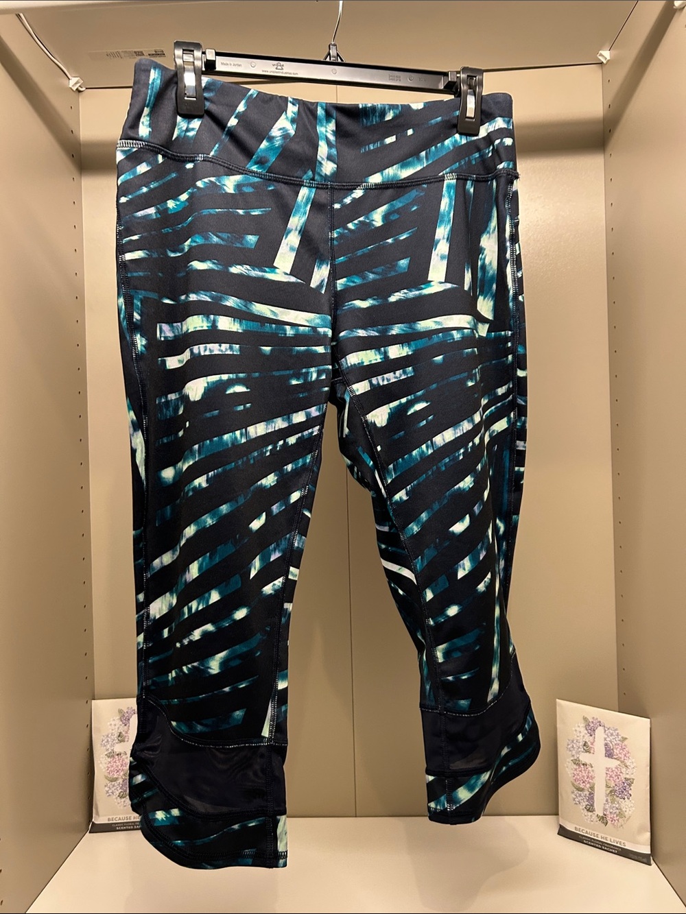 Tek Gear Black, Teal, Aqua Patterned Capri Leggings Size L